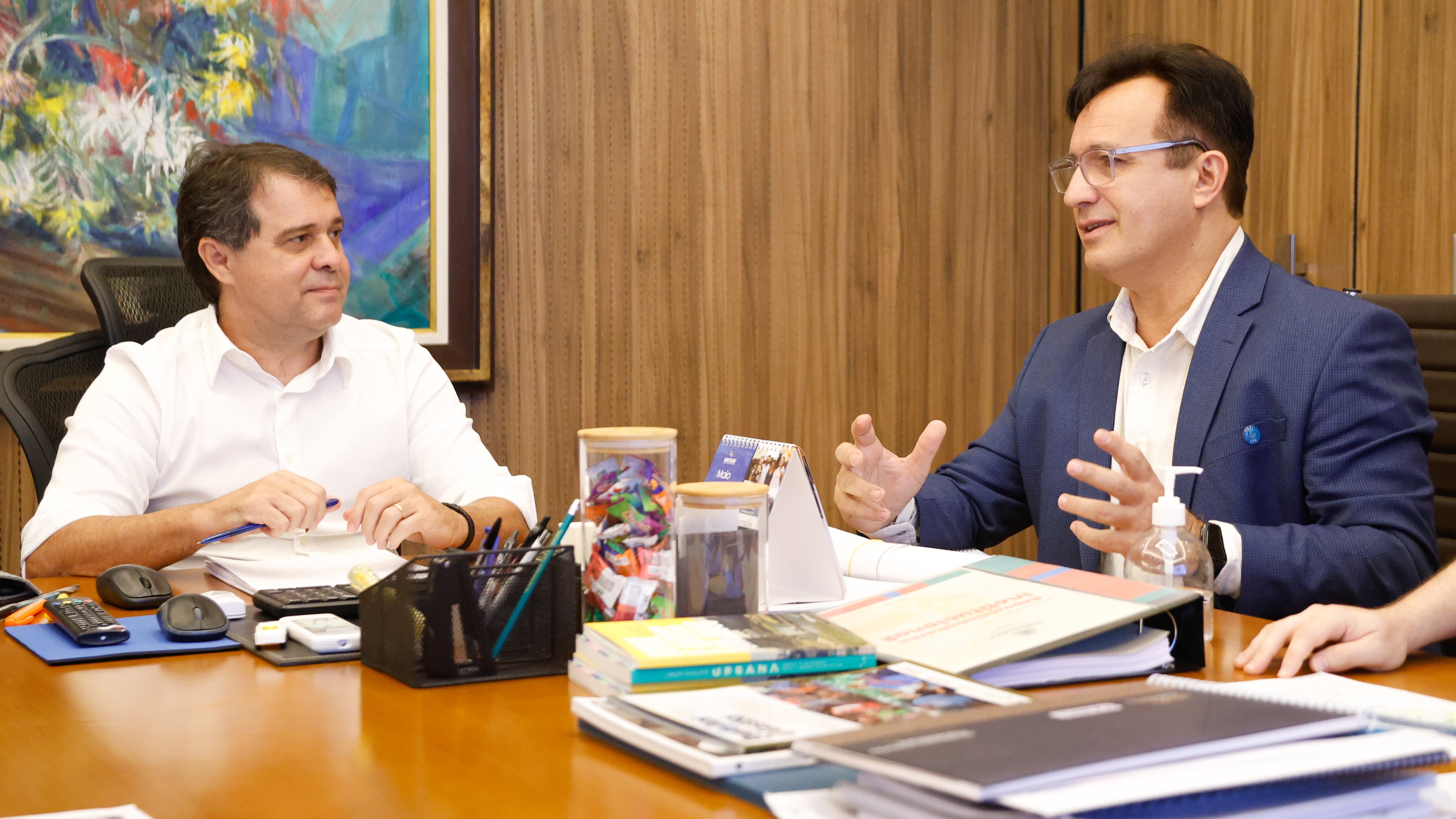 Evandro Leitão e Custódio Almeida na mesa de reunião